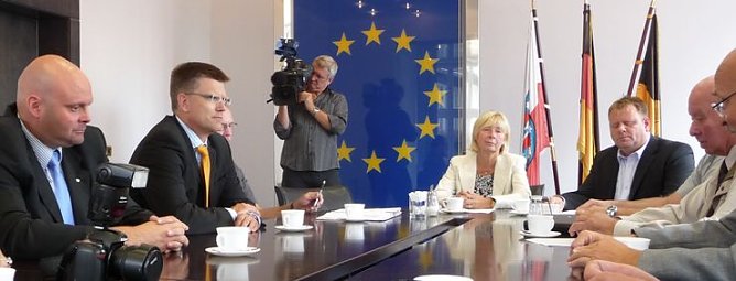 Ziehen alle an einem Strang: Boxer, Rathaus und Sponsoren (Foto: nnz) Ziehen alle an einem Strang: Boxer, Rathaus und Sponsoren (Foto: nnz)