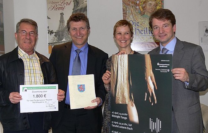 Scheck &uuml;bergeben (Foto: I. K&uuml;hn)