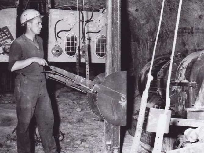 Schrapper-Bedienung (Foto: NDH-E) Schrapper-Bedienung (Foto: NDH-E)