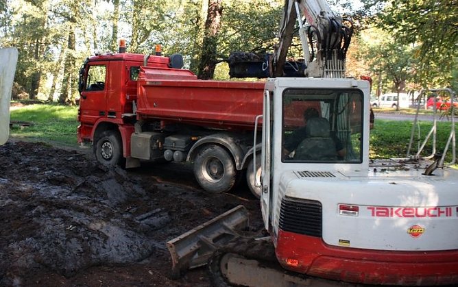 Schlamm wird entsorgt (Foto: psv)