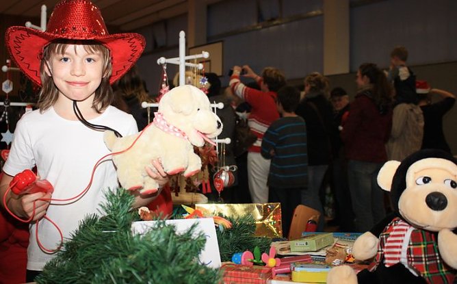 Weihnachtsmarkt in der Turnhalle (Foto: privat) Weihnachtsmarkt in der Turnhalle (Foto: privat)