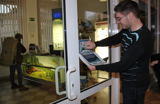 Code wird angebracht (Foto: J. Piper)