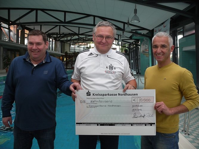 Scheck &uuml;bergeben (Foto: nnz)