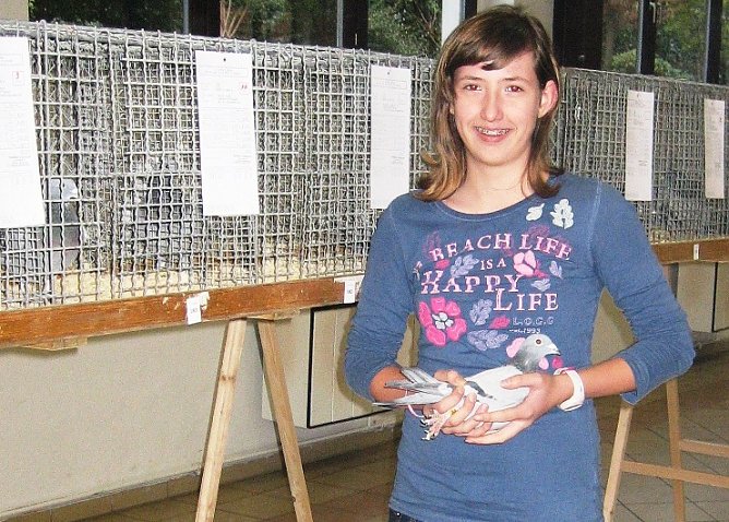 Carolin Werther mit ihrer Taube (Foto: privat) Carolin Werther mit ihrer Taube (Foto: privat)