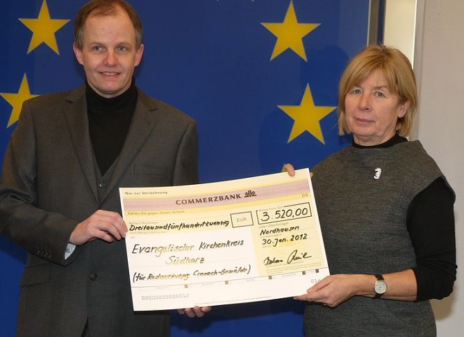 Symbolischer Scheck &uuml;bergeben (Foto: nnz)