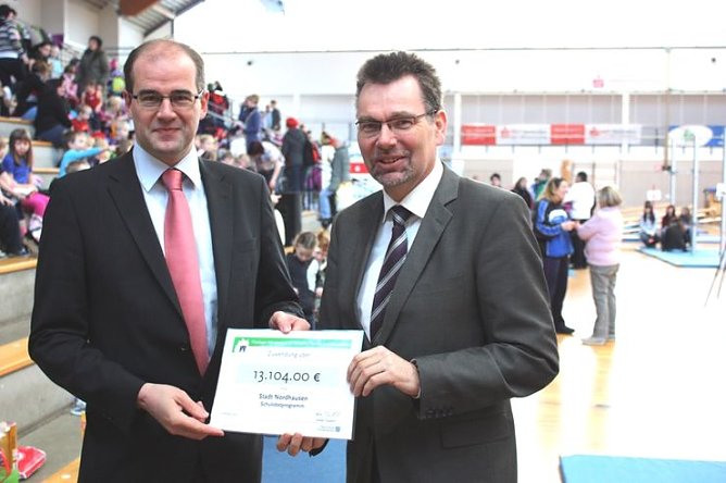 Bescheid übergeben (Foto: privat) Bescheid übergeben (Foto: privat)