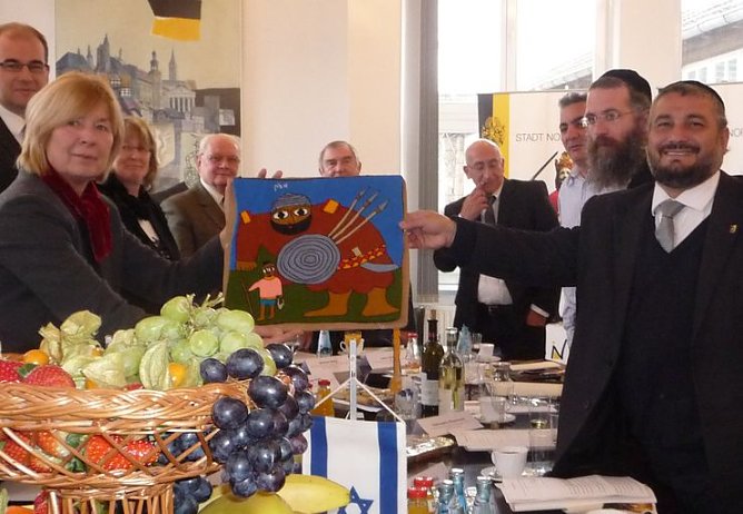 Gastgeschenk &uuml;berreicht (Foto: nnz)