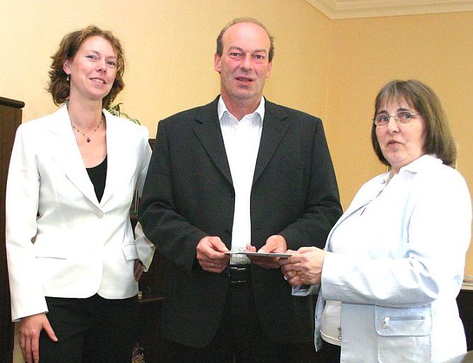 Überreicht (Foto: Schröter) Überreicht (Foto: Schröter)