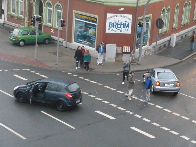 Crash auf der Kreuzung (Foto: T. Kahauer)