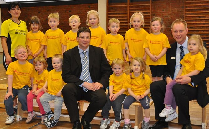 T-Shirts &uuml;bergeben (Foto: privat)