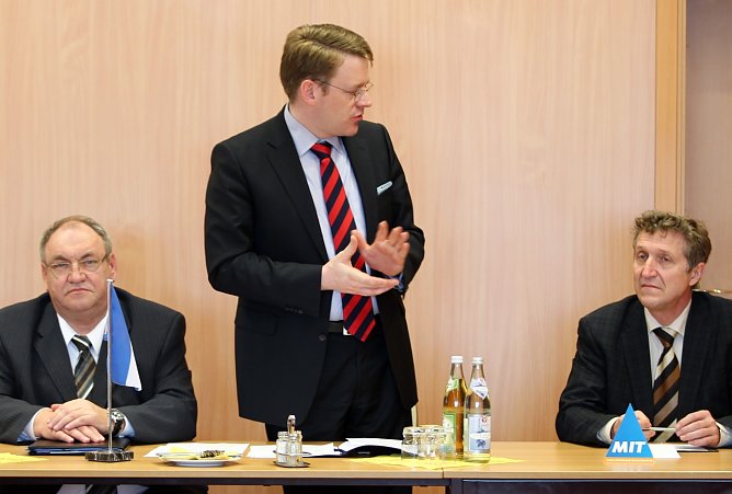 Macht keine gro&szlig;en Hoffnungen - Verkehrsminister Carius (Mitte) (Foto: nnz)