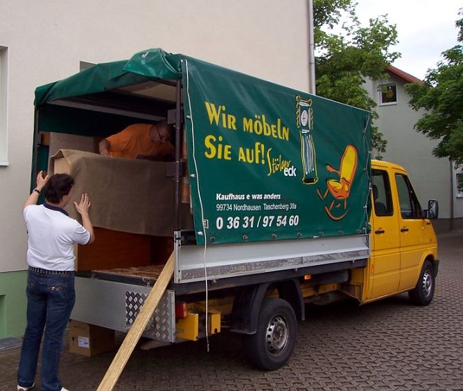 M&ouml;bel werden abgeholt (Foto: LIFT)