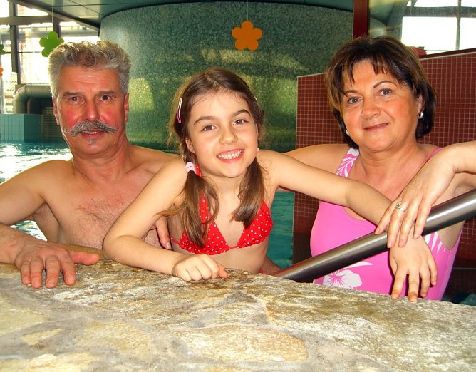 Badespa&szlig; mit Opa und Oma (Foto: privat)
