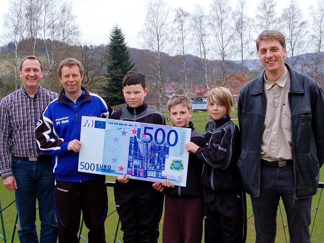 Scheck übergeben (Foto: privat) Scheck übergeben (Foto: privat)