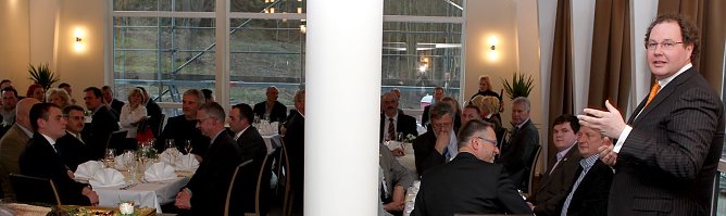 Carlo Knauf begr&uuml;&szlig;t die G&auml;ste (Foto: nnz)