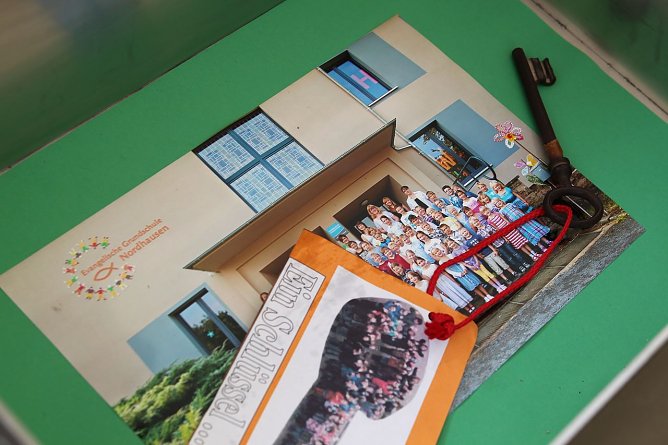 Die Schatulle f&uuml;r den Grundstein wird gef&uuml;llt (Foto: nnz)