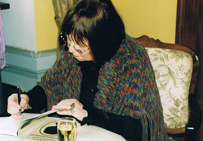 Sarah Kirsch beim Signieren (Foto: H. Kneffel)