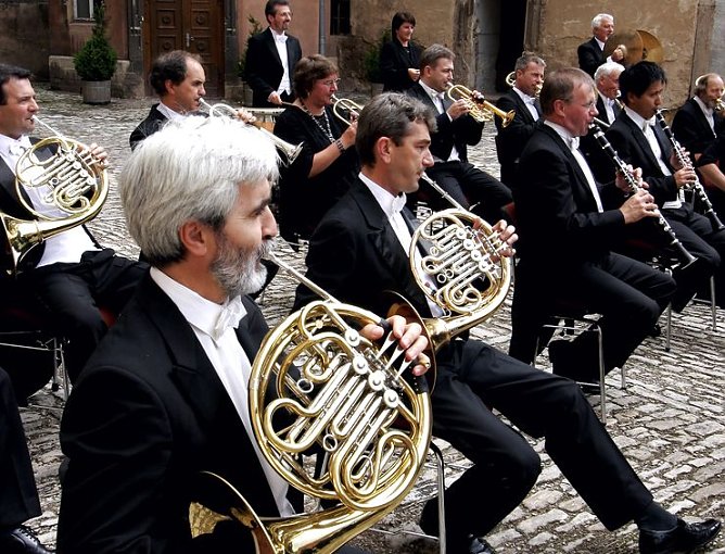 Auf dem Hof gespielt (Foto: Theater) Auf dem Hof gespielt (Foto: Theater)