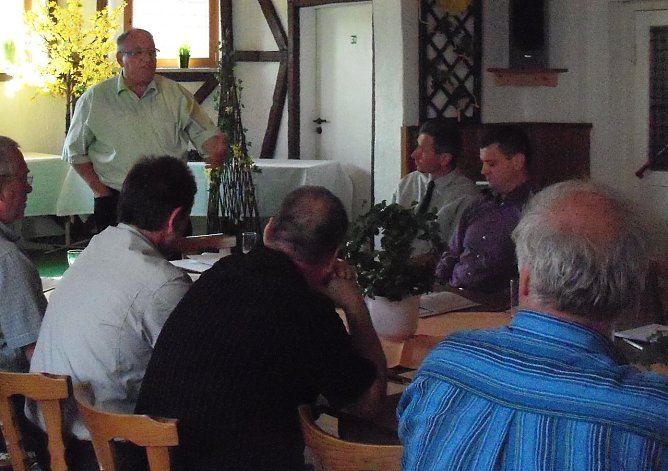Waldbesitzer im Erfahrungsaustausch (Foto: privat)