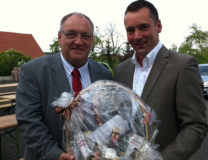 Gratuliert (Foto: NUV) Gratuliert (Foto: NUV)