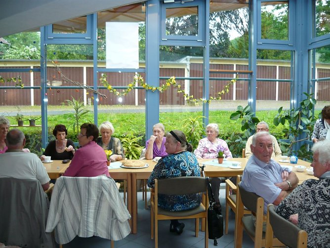 Die Teilnehmer warten auf das Gegrillte (Foto: D. Buchardt) Die Teilnehmer warten auf das Gegrillte (Foto: D. Buchardt)