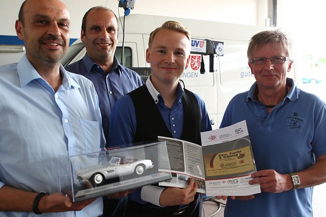 Gutschein und Modellauto (Foto: nnz) Gutschein und Modellauto (Foto: nnz)