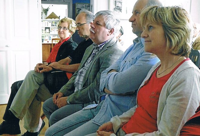 J&uuml;rgen Engler inmitten der Teilnehmer (Foto: H. Kneffel)