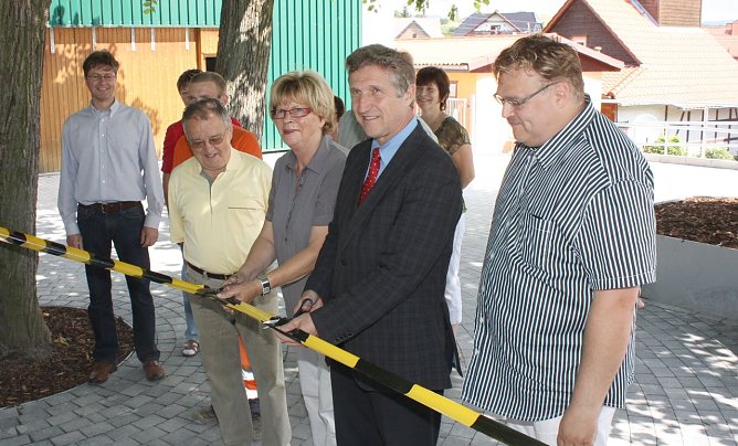 Band durchgeschnitten (Foto: P. Grabe) Band durchgeschnitten (Foto: P. Grabe)