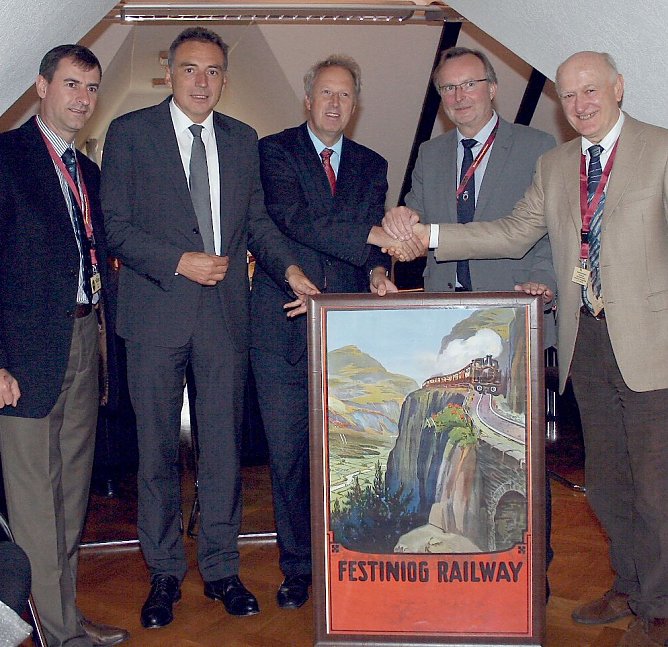 Plakat &uuml;bergeben (Foto: HSB)