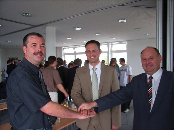 Handschlag im Autohaus (Foto: Daniel) Handschlag im Autohaus (Foto: Daniel)