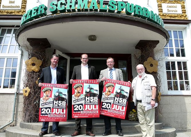 Quartett vor HSB Bahnhof in Nordhausen (Foto: nnz)