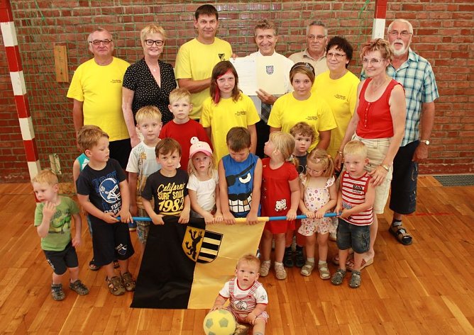 Geld für Turnmatten (Foto: P. Grabe) Geld für Turnmatten (Foto: P. Grabe)