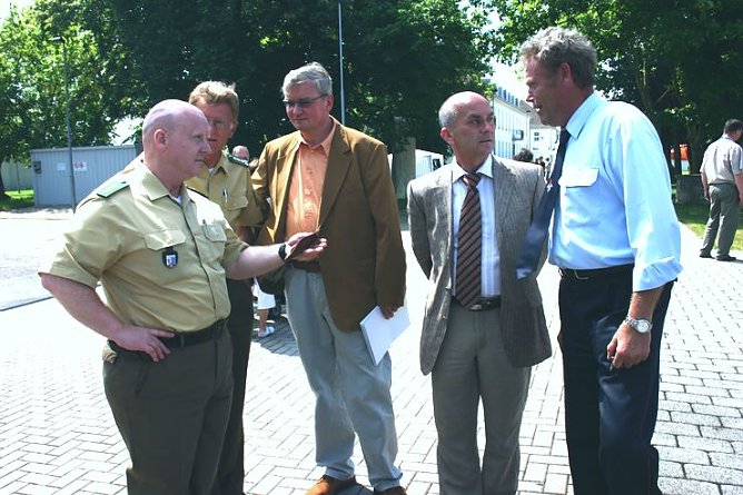 Gespr&auml;che mit der Polizei (Foto: Maik Schr&ouml;ter)