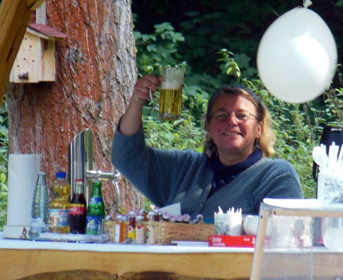 Vereinsmitglied Anette Mootz am Zapfhahn (Foto: L. Schubert) Vereinsmitglied Anette Mootz am Zapfhahn (Foto: L. Schubert)