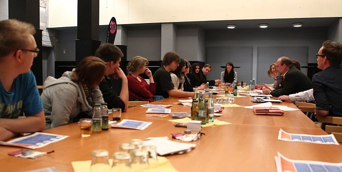 Runder eckiger Tisch (Foto: nnz) Runder eckiger Tisch (Foto: nnz)