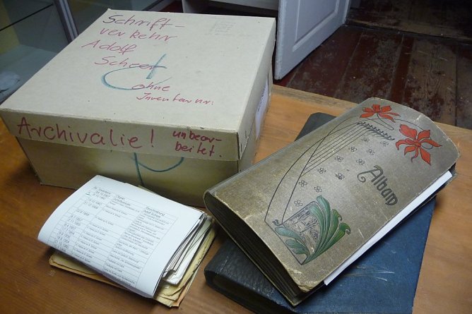 Briefe entdeckt (Foto: H. Kneffel)