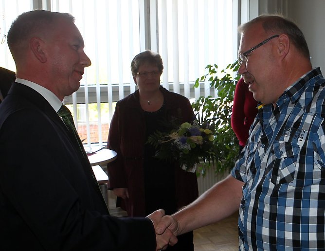 Oliver Wönnmann gratuliert Werner Hertel (Foto: nnz) Oliver Wönnmann gratuliert Werner Hertel (Foto: nnz)