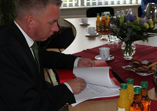 Wönnmann unterschreibt Arbeitsverträge (Foto: nnz) Wönnmann unterschreibt Arbeitsverträge (Foto: nnz)