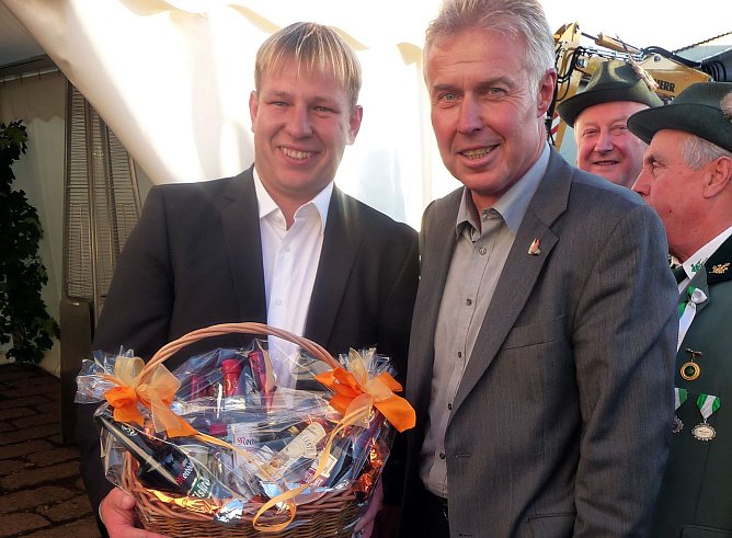 Gratulation zum 15.: Wagner, Junker (Foto: NUV)