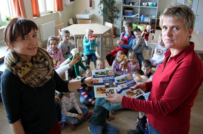 Wegweiser &uuml;bergeben (Foto: J. Piper)