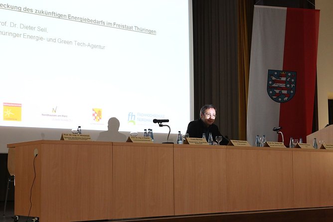Ein Moderator allein im Podium (Foto: nnz)