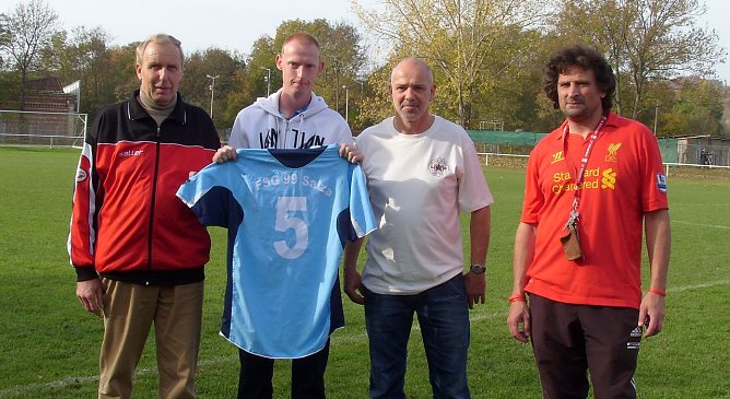 Trikot übergeben (Foto: privat) Trikot übergeben (Foto: privat)