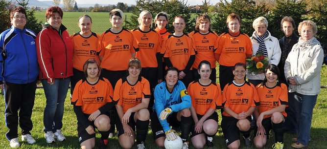 Die Trikots wurden von Ilona Witzenhausen &uuml;bergeben (Foto: privat)