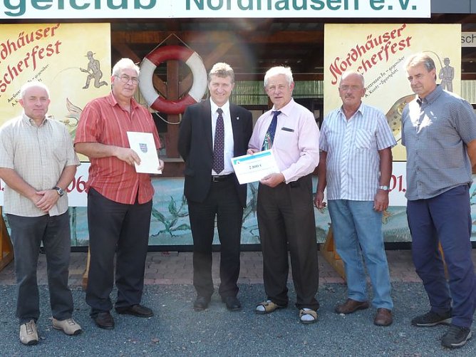 Bescheid &uuml;bergeben (Foto: CDU)