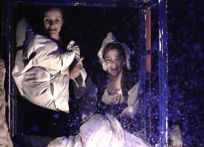 Frau Holle auf der B&uuml;hne (Foto: Elisabeth Rawald)