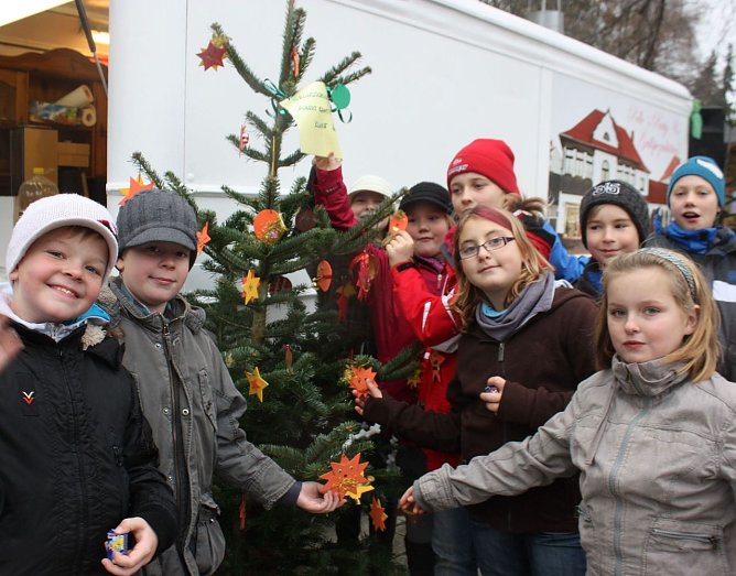 Weihnachtsbaum geschmückt (Foto: I. Bergmann) Weihnachtsbaum geschmückt (Foto: I. Bergmann)