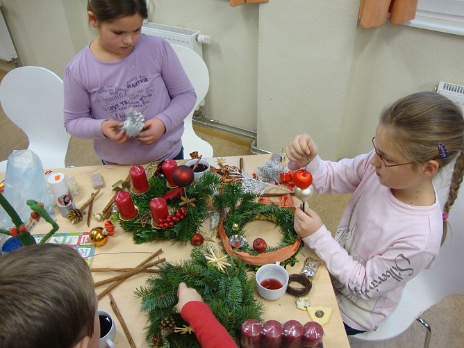 Kr&auml;nze gebastelt (Foto: Dr. Ibe)