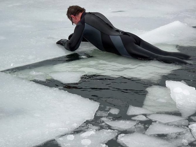 Im Eis versunken (Foto: Karl-Heinz Herrmann) Im Eis versunken (Foto: Karl-Heinz Herrmann)