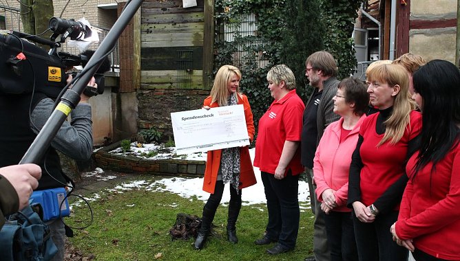 Symbolischer Scheck in H&ouml;he von 4.000 Euro &uuml;bergeben (Foto: nnz)