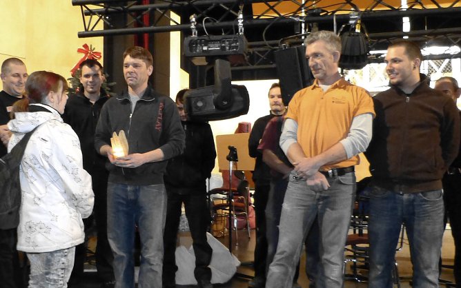 Licht übergeben (Foto: B. Susemihl) Licht übergeben (Foto: B. Susemihl)